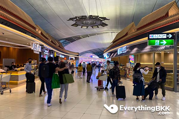 Thailand Visa Requirements 2022 - Tourists shopping in transit area of Bangkok's Suvarnabhumi airport