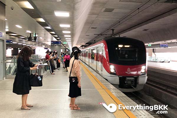 Don Mueang Airport to Bangkok city - SRT Dark Red Line to Bang Sue Grand station