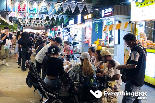 List of night markets in Bangkok - Jodd Fair - Family with children feasting at the communal dining area