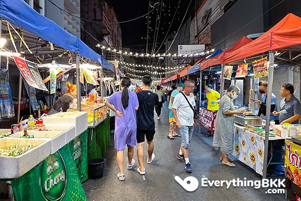 List of night markets in Bangkok - Patpong Night Market - Shoppers strolling along the street